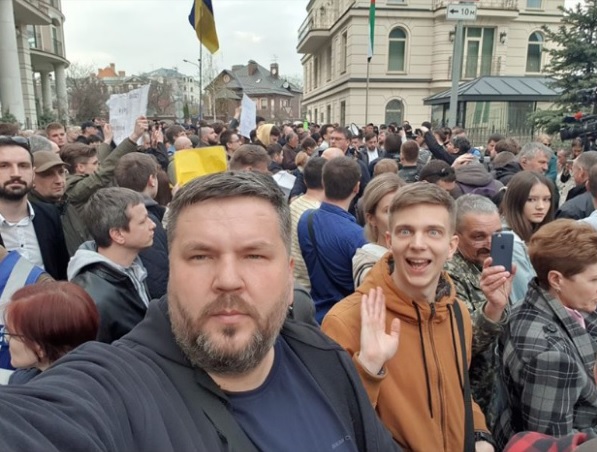 "Слуга морозится от людей", - соцсети "гудят" из-за митинга под офисом Зеленского