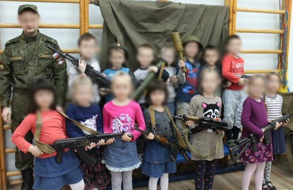 "День ополченца" в Санкт-Петербурге: дети в садике с гранатометами и АКМ наперевес 