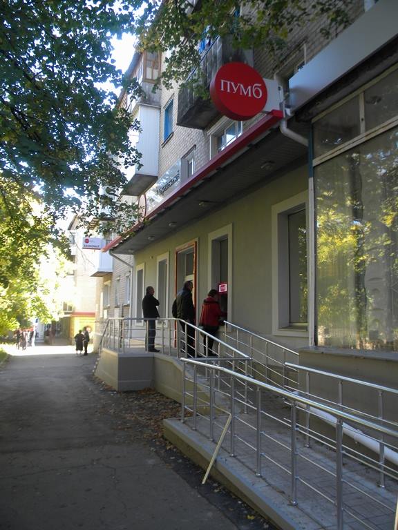 В Ровеньках заработали банкоматы - жители постепенно выстраиваются в очереди