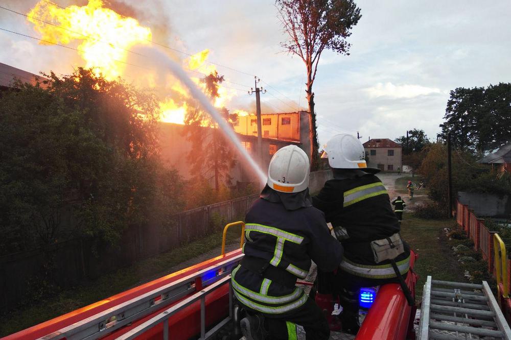 ЧП в Тернопольской области: взорвались емкости с опасным веществом - спасатели эвакуируют местных жителей 