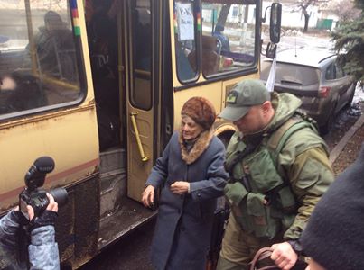 В Луганской области военные эвакуируют местных жителей на бронированной технике