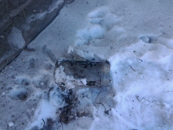 Донецк после бомбежки 5 декабря: разрушенные дома и снаряды в земле, припорошенные снегом