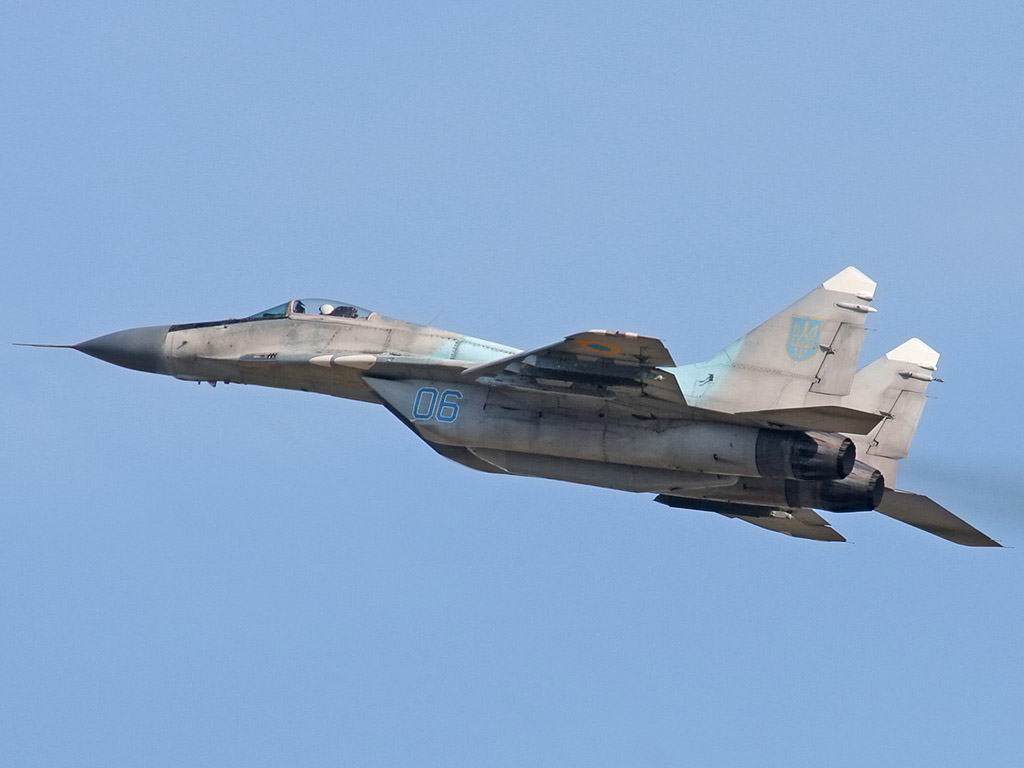 Военный самолет "МиГ-29" рухнул в Подмосковье: удалось ли выжить пилотам на спецзадании во время пожара - СМИ 