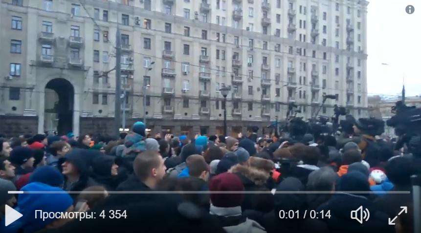 "Путин - вор!" - опубликовано видео, как жители Москвы вышли на акцию протеста со скандальным лозунгом против российских властей - кадры
