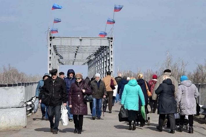 Выезд из "ЛНР" под запретом: на КПП в Станице Луганской десятки людей требуют выпустить их "в Украину"