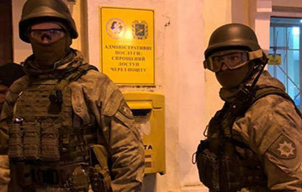 Заложники прежде всего: полиция привлекла неожиданного человека к переговорам с террористом, захватившим “Укрпочту” в Харькове
