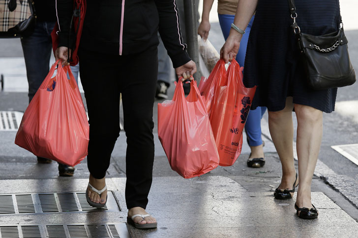 "Слуги народа" выступили против пластиковых пакетов в супермаркетах