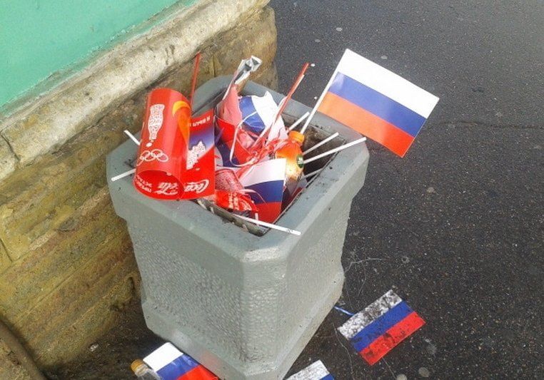 В Сети показали, как коммунальщики используют флаг России для переноса мусора 