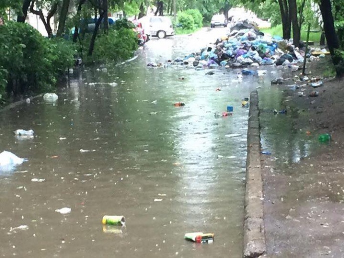 Улицы Львова превратились в мусорные реки: очевидцы выложили в Сеть кадры последствий мусорного коллапса в городе