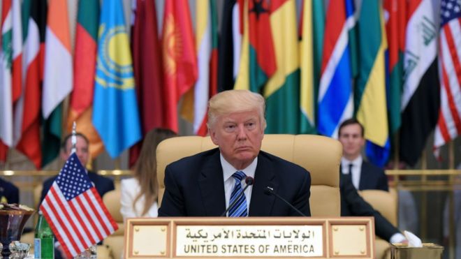 "Да вышвырните их из этой земли!" - Трамп сделал невероятное заявление в ходе своего визита в Саудовскую Аравию