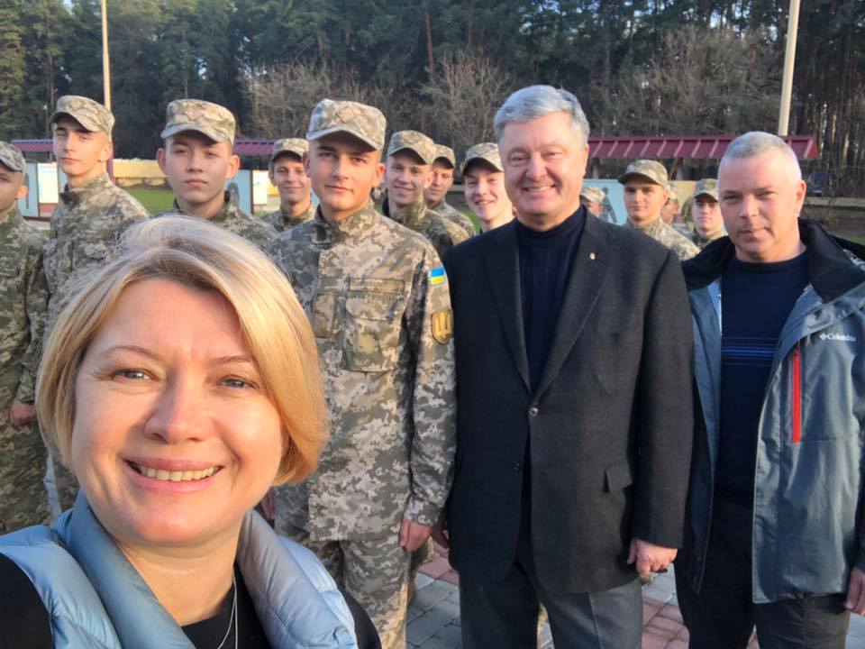 Порошенко посетил Донбасс и поговорил с переселенцами "без показухи" - кадры