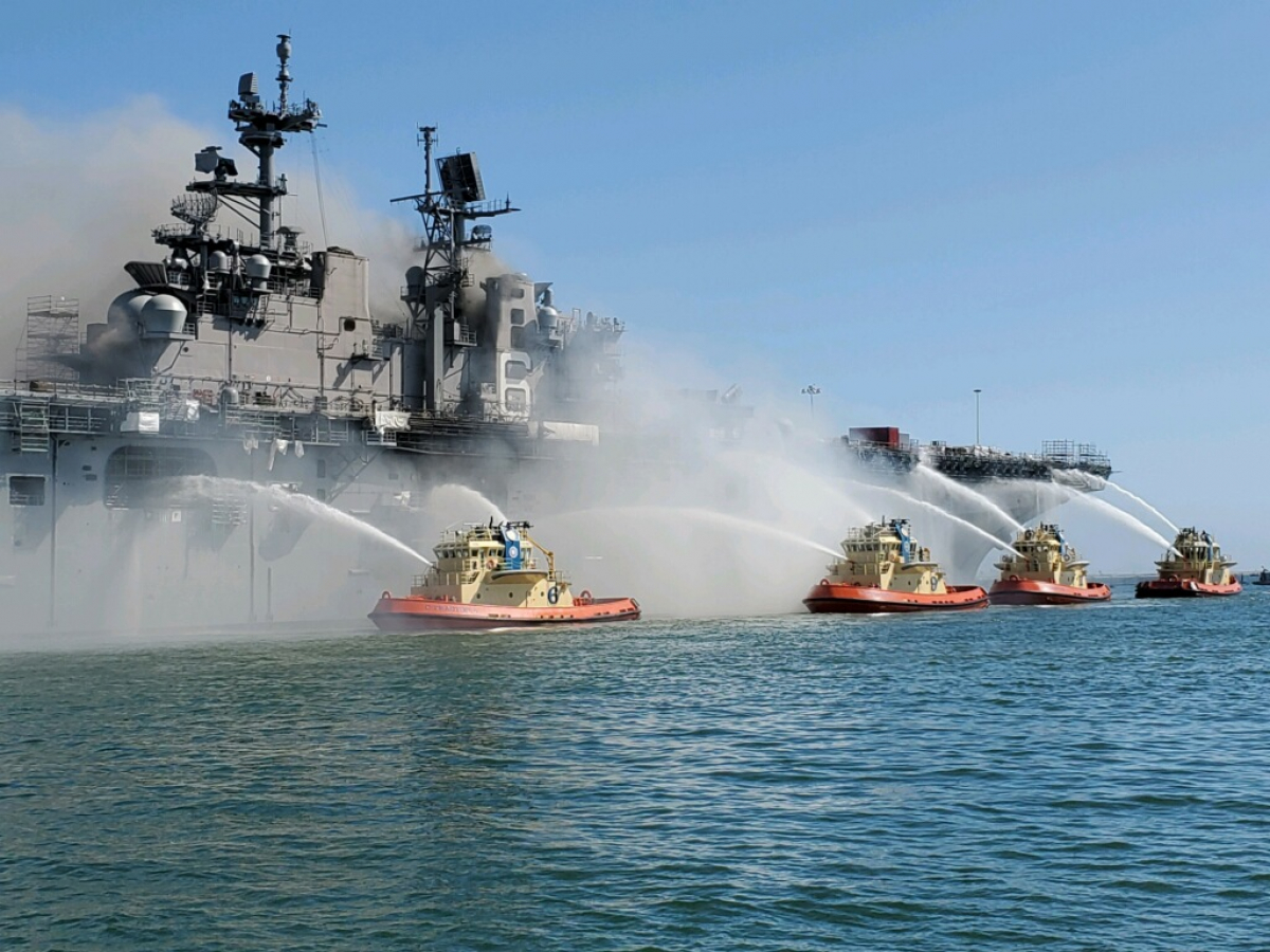 В США взорвался военный корабль USS Bonhomme Richard со 160 бойцами ВМС - есть пострадавшие