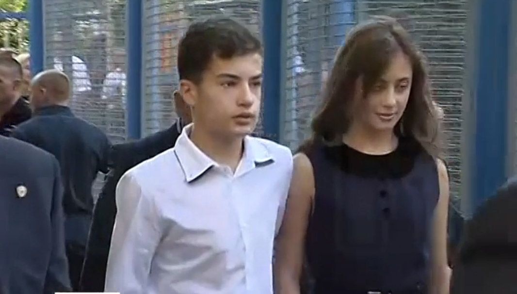 ​Дети Порошенко пришли на первый звонок в сопровождении охранников