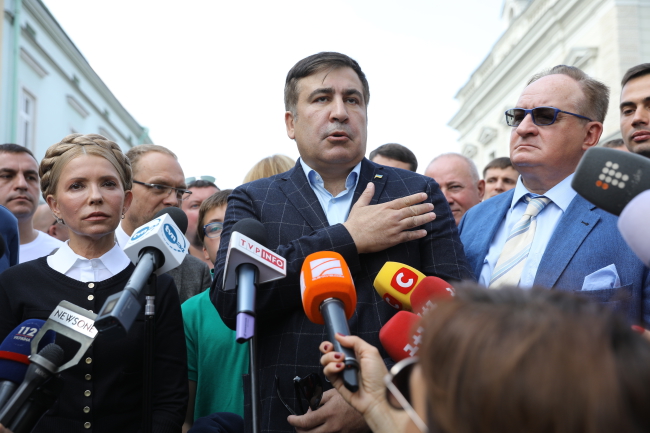 Саакашвили прибыл на другой пункт на границе: на украинском КПП "Шегини" автобус с политиком встречает спецназ