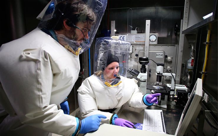 В Либерии открыты три лаборатории для выявления Эболы