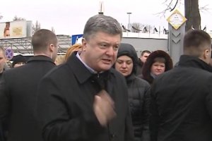 ​Как Порошенко в "Борисполе" поругался с уволенными сотрудниками. Видео