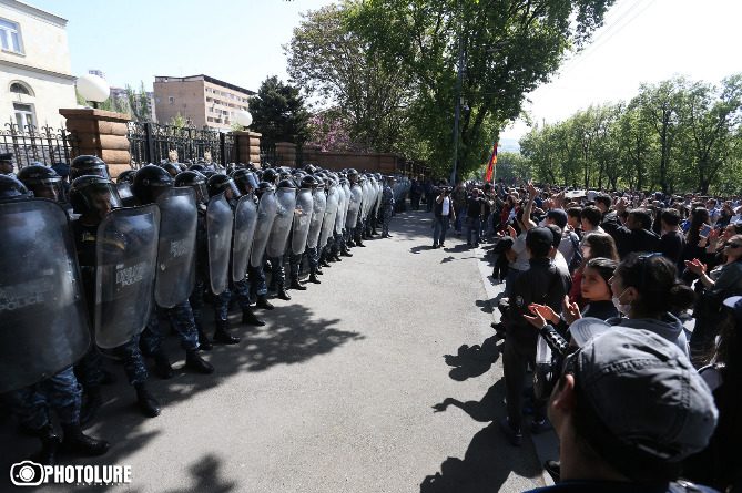 Протесты в Армении против назначения Саргсяна: активисты расположились возле здания парламента и заняли выжидательную позицию – подробности