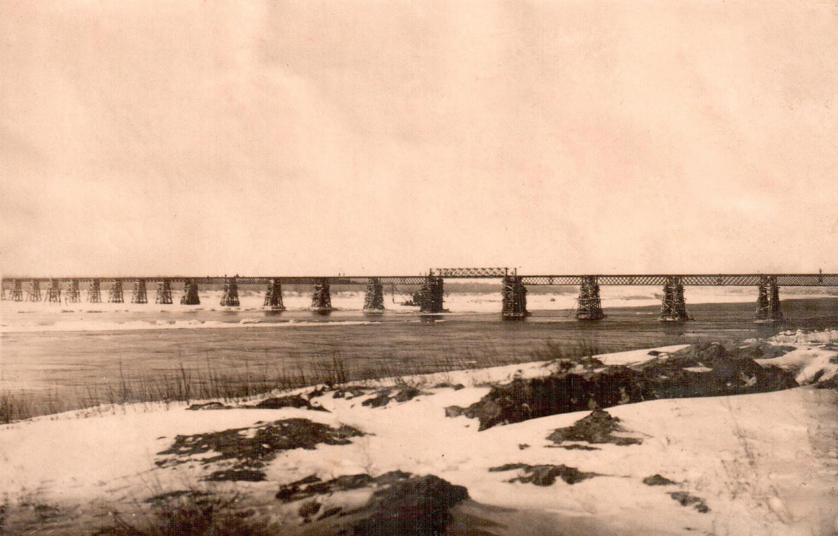 Пробыл под водой 80 лет: в Запорожье из обмельчавшего Днепра показался старый мост 