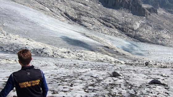 Сорвались со скалы: в Италии при подъеме на ледник насмерть разбились альпинисты