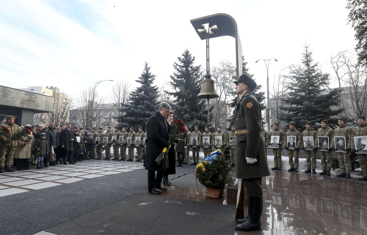 Порошенко: "Дай Бог собраться в мирный день в Донецком аэропорту и хотя бы на секунду понять, через что прошли наши герои-киборги"