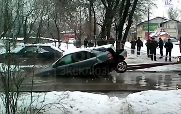 ​В России автомобилю оторвали колеса при изъятии его из ямы