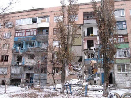 Как выглядит Первомайск после обстрелов: уничтоженные дома и дыры в стенах