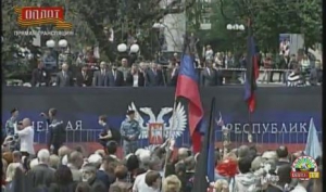 В Донецке проходит парад в часть "референдума ДНР"
