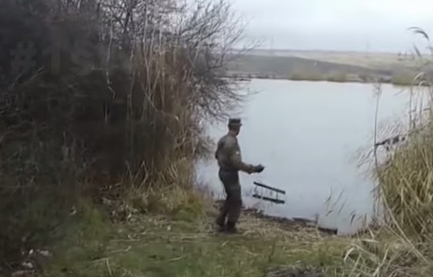 Украинские военные устроили рыбалку в одном из прудов зоны АТО с помощью гранат