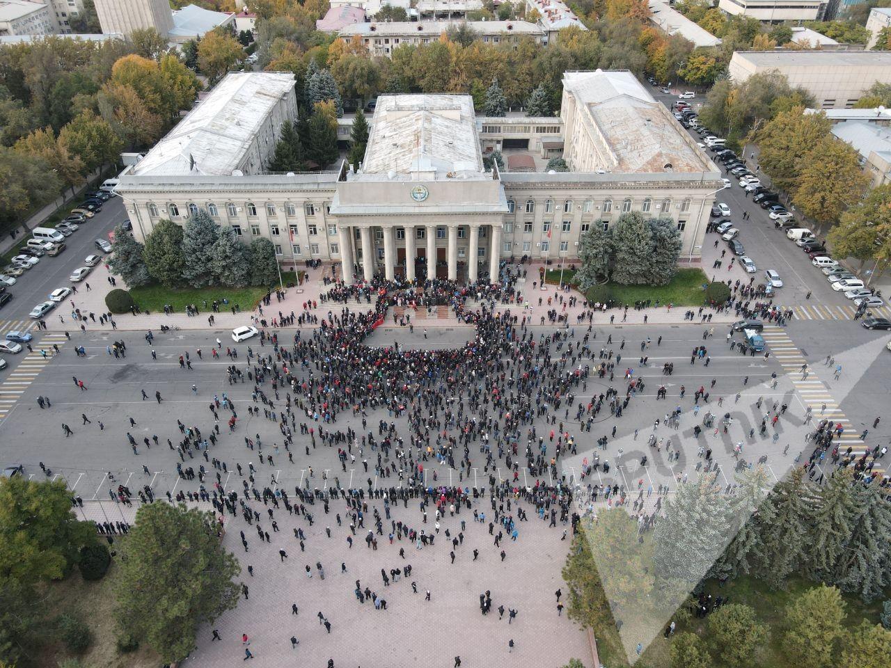 В центре Бишкека слышна стрельба, начались массовые столкновения