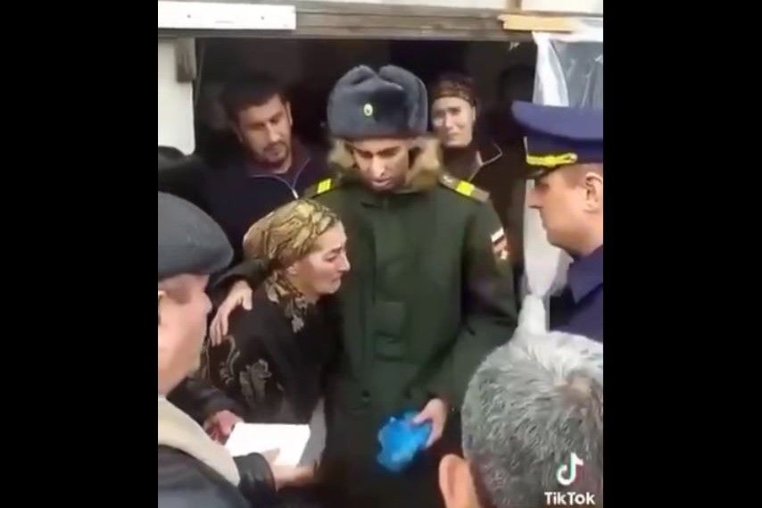 ​"Поздравляю, распишитесь", - полковник ВС РФ оскандалился, поздравив рыдающую мать с ликвидацией сына