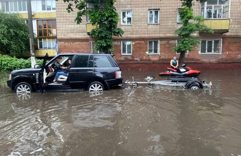Житомир затопило после сильного ливня: стихия заблокировала авто, люди плывут на надувных матрасах