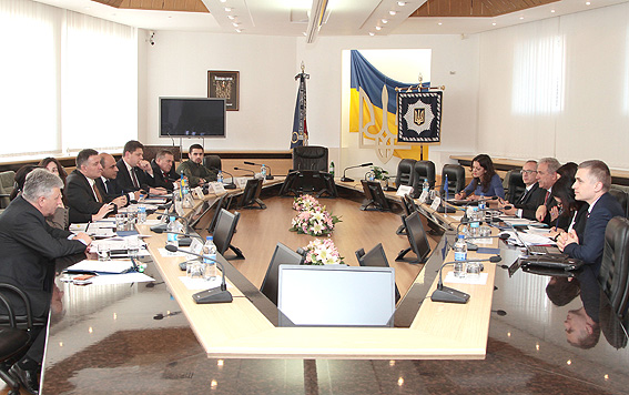 В одном шаге от Европы: еврокомиссар Аврамопулос доложил об "очень больших результатах" Украины по безвизовому режиму