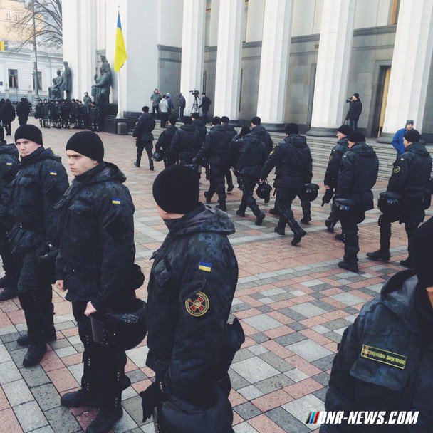 Еще один митинг образовался в Киеве под зданием Верховной Рады