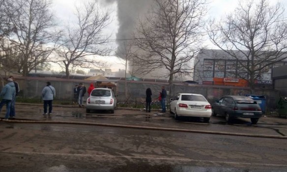 Одесса задыхается от ядовитого дыма: горит бытовая химия на одном из рынков города, появились фото