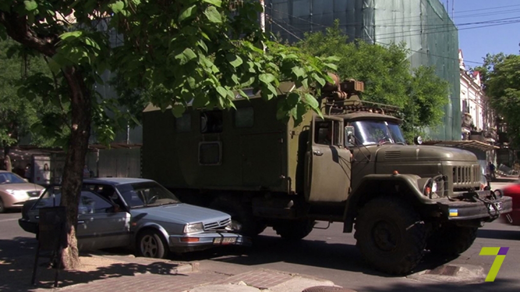 В Одессе военный грузовик не разминулся с иномаркой