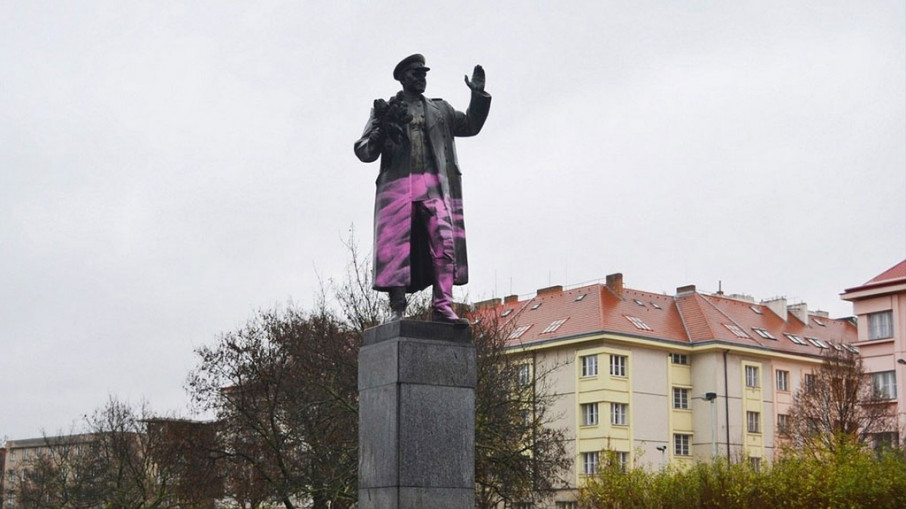Министр культуры РФ Мединский угодил в международный скандал из-за "нациста" и облитого краской памятника в Чехии