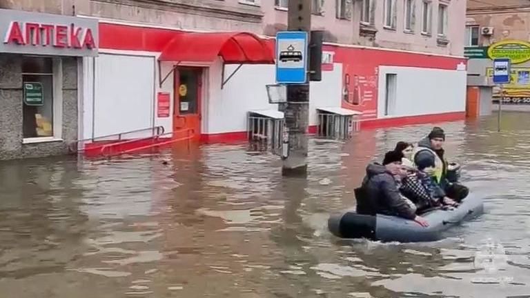 Тонущие жители Орска и Оренбурга вне себя от ярости обратились к властям РФ: "Зачем вы врете, сволочи!" 