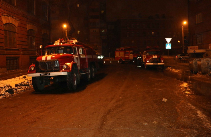 В украинской столице в подземном коллекторе случился масштабный пожар: из-за высокого напряжения пожарники Киева не тушили огонь