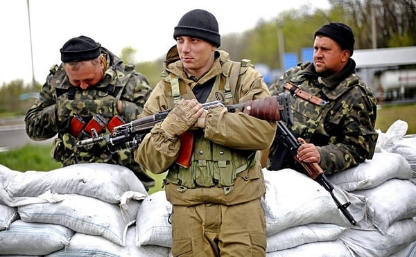В Красном Партизане украинская армия и ополченцы установили перемирие и вместе помогают местному населению