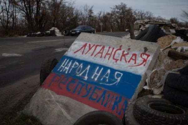 В оккупированном Луганске очередное шокирующее ДТП: в самом центре города авто врезалось в магазин, озвучены подробности