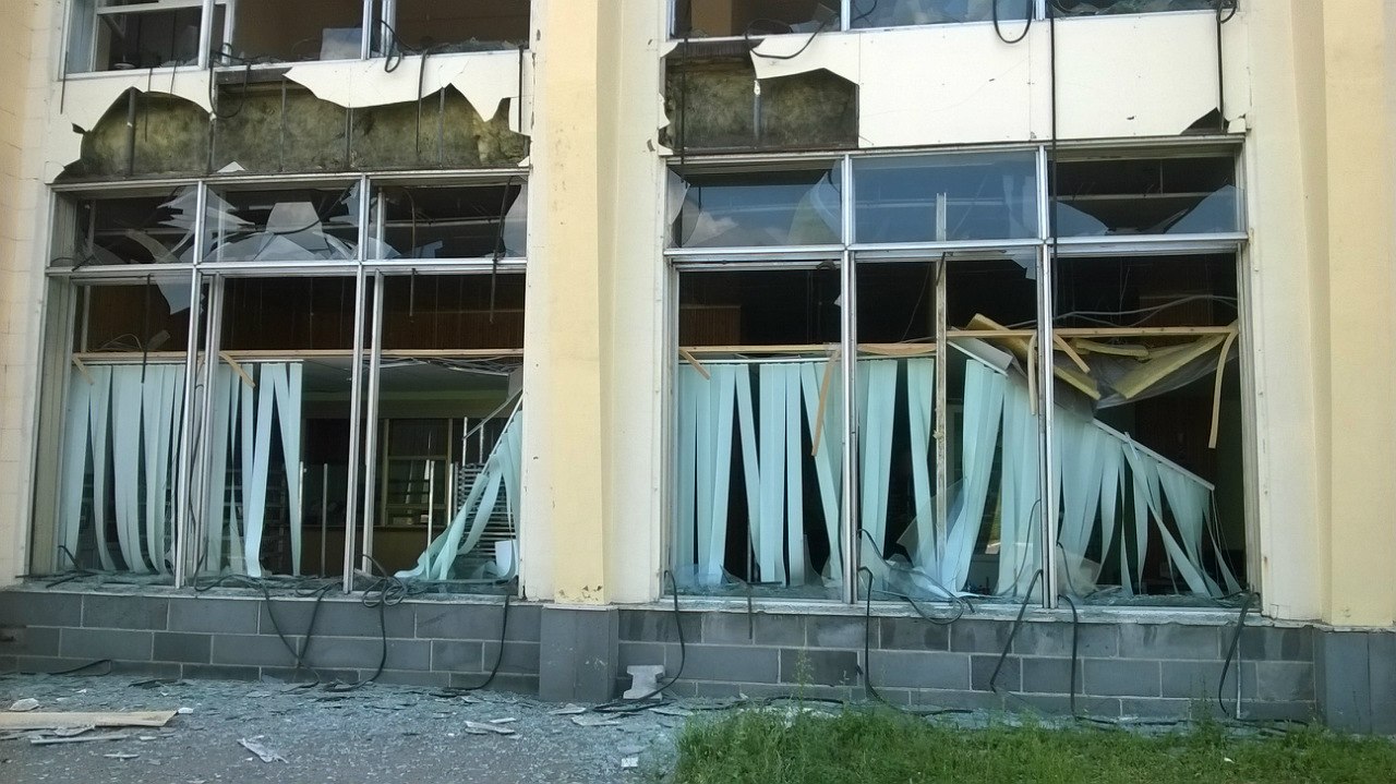 Последствия обстрела Луганска 25 августа: поврежденное здание горводоканала и разрушенный частный сектор