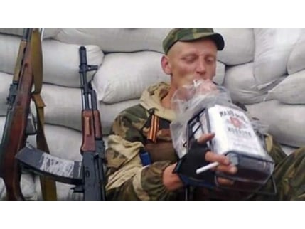 В Донбассе террористы умирают и без боя: из-за алкоголя, наркотиков и беспредела на дорогах ряды боевиков поредели