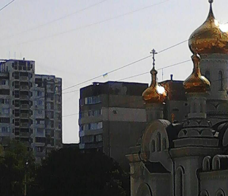 ​“Сегодня в Донецке под носом оккупантов наши водрузили флаг Украины”, – “Миротворец” поделился уникальным кадром поздравления дончан