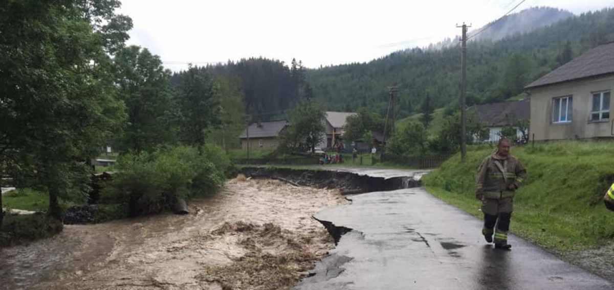Закарпатье под ударом стихии: ливни затопили села и уничтожили дорогу 