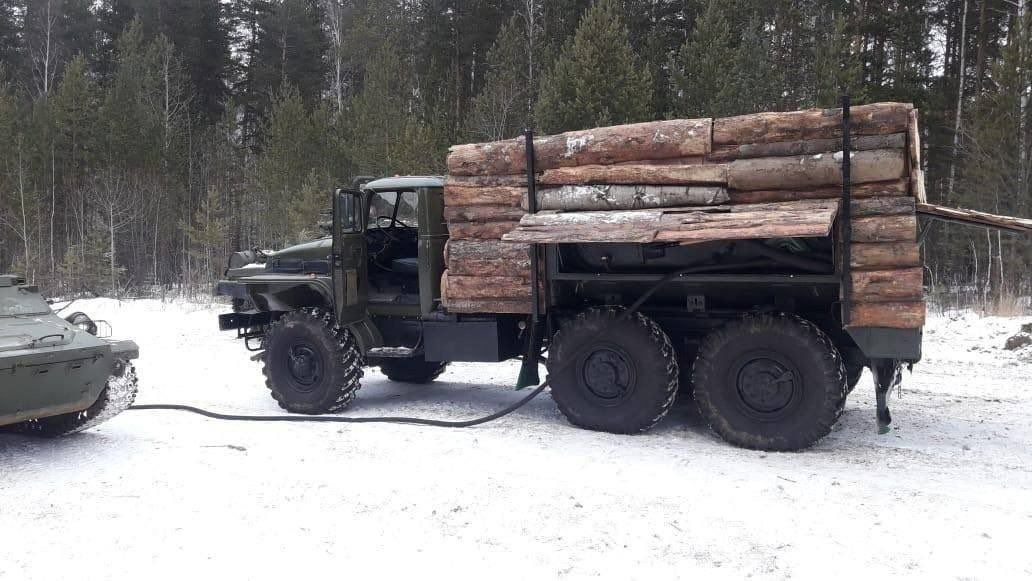 В Сеть выложили фото, как россияне замаскировали военную технику под лесовозы: помогло ли это