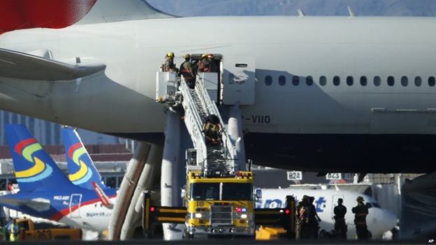 В аэропорту Лас-Вегаса вспыхнул самолет. Эвакуировано более 170 пассажиров