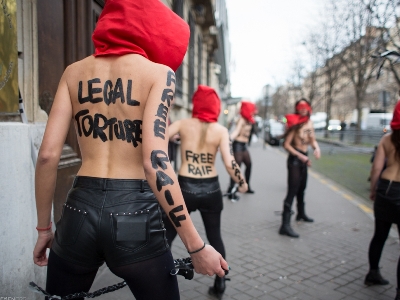 У посольства Саудовской Аравии в Париже Femen устроили "экзекуцию" с плетьми 