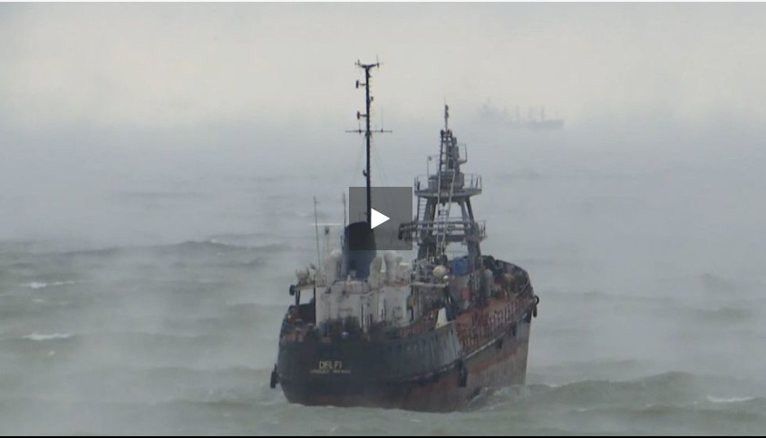 Корабль "Делфи" с экипажем в 15 человек потерпел бедствие в шторме у берегов Одессы - видео