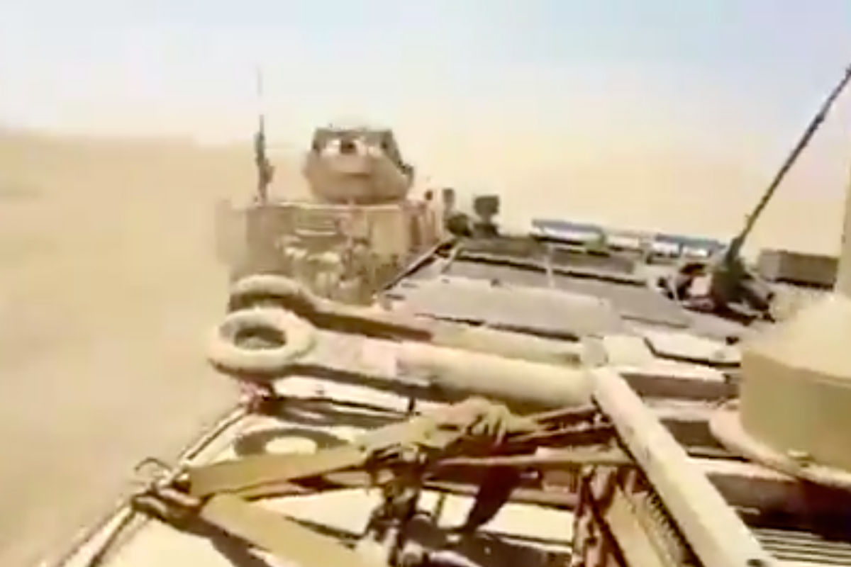 ​В Сирии "гонка" войск США и России на броневиках попала на видео - ситуация была на грани