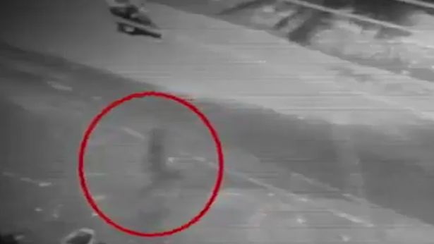 Одинокий призрак попал на камеру наблюдения: в Сети показали кадры таинственного силуэта в потоке машин